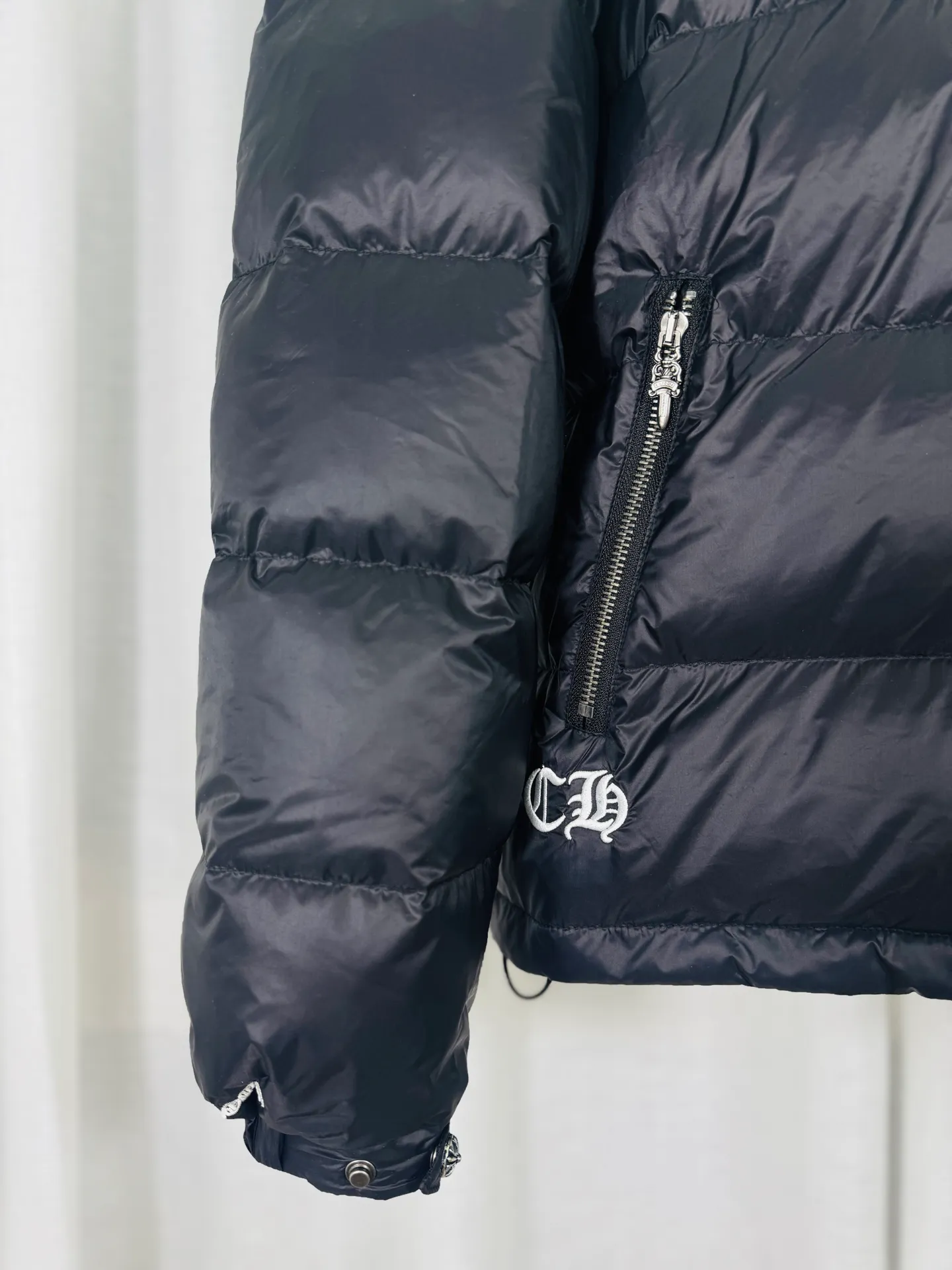 P800 top version 🐮 Real shot without P, ​​different from market products] Chrome Hearts ❄️ Winter environmentally friendly down jacket series ❄️ Chrome Hearts dark pattern series hooded down jacket is available at the counter at the same time ❤ The hood is detachable! The hat is removable and can be worn on both sides. The best Guangzhou national standard 90 velvet on the market! ! The world’s highest fluffiness of 900D! ! High standard and sufficient down filling! ! Exterior windproof and waterproof dark-grain custom fabric, interior high-grade dark-grain lining fabric to prevent lint, original hardware molding, fine craftsmanship details, casual or formal wear ✨ Slim-fitting and not bulky Recommended color: Customized matte black series Code numbers: S, M, L, XL